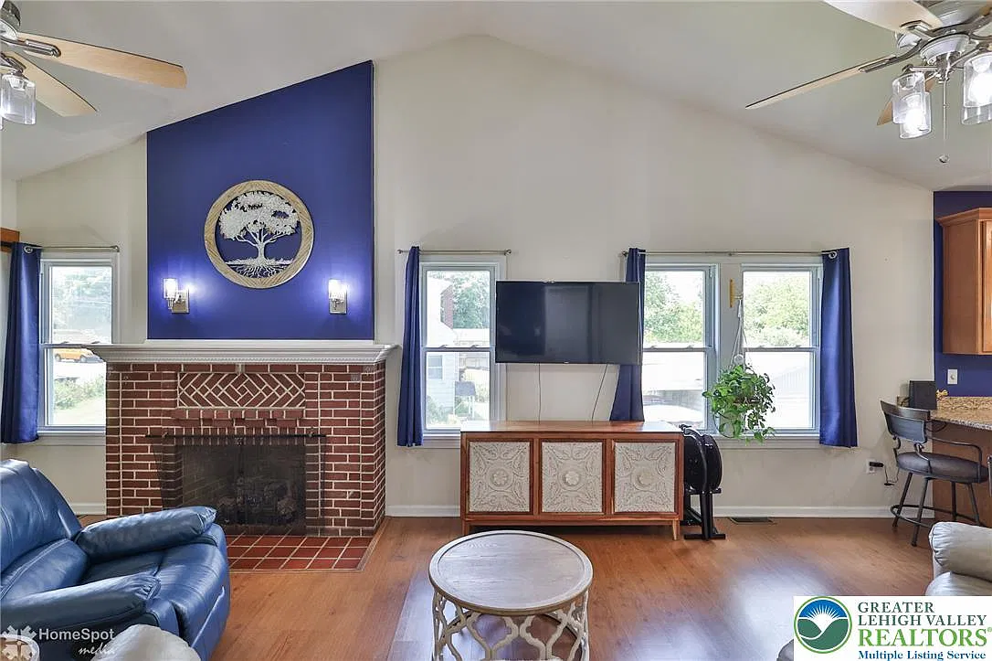 Studio, 2568 sqft, $2,300 — Photo 3