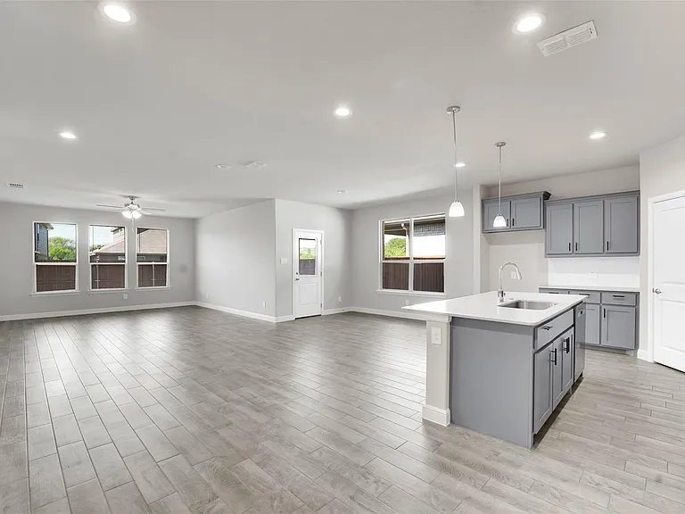 1012 Southwark Dr — Photo 4