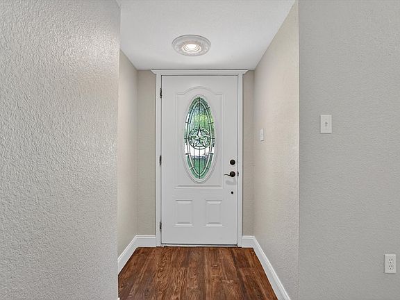 3rd image of 102 Live Oak Ln