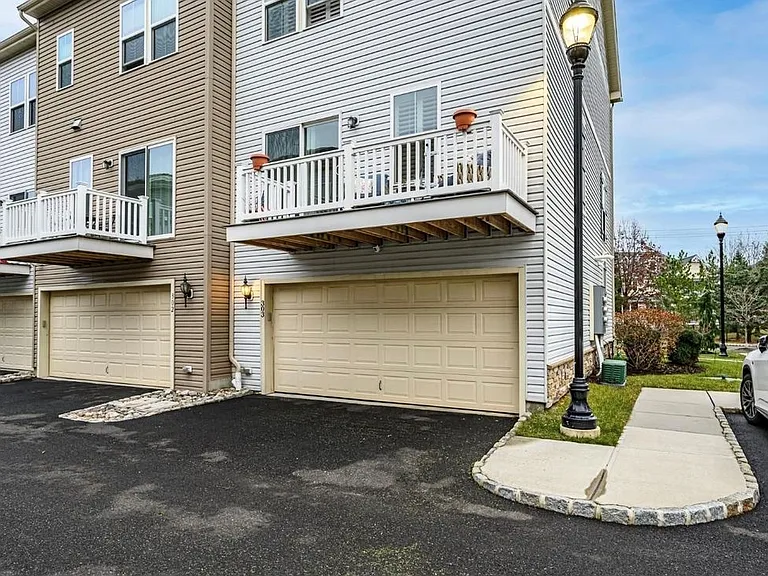303 Bayside Ct — Photo 11