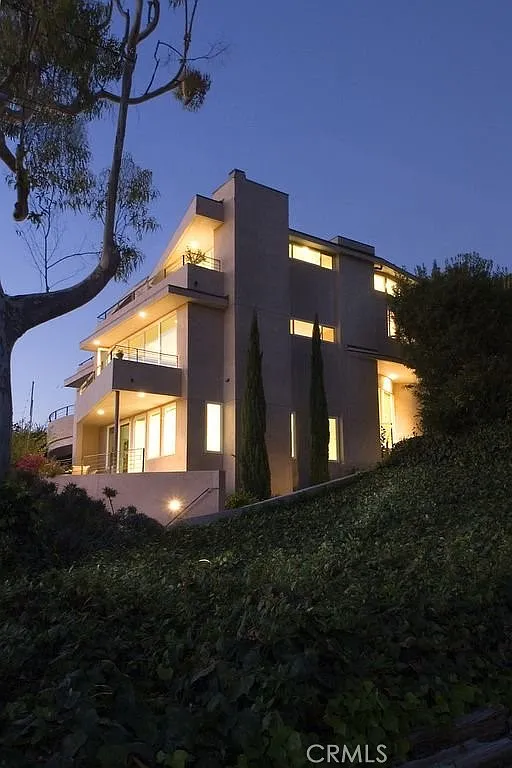 4 bed, 2300 sqft, $10,500 — Photo 2