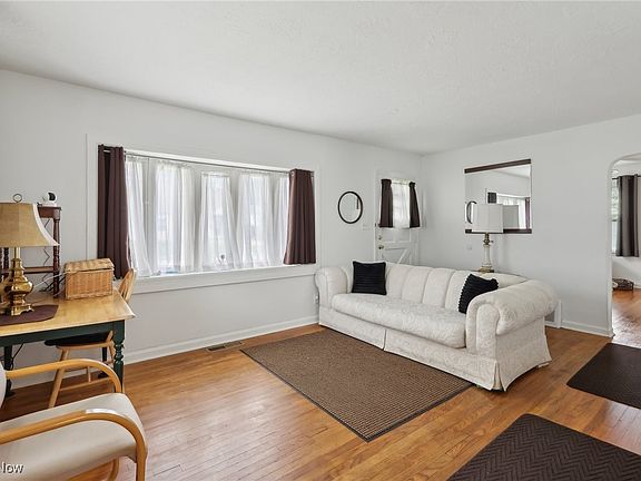 5th image of 676 E Paige Ave