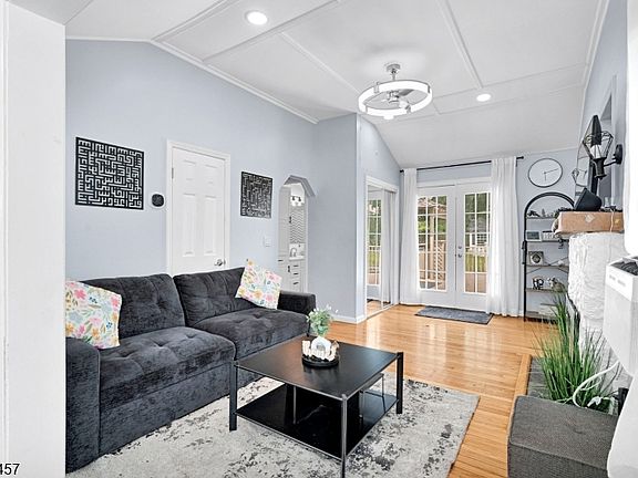 5th image of 107 Minnehaha Blvd