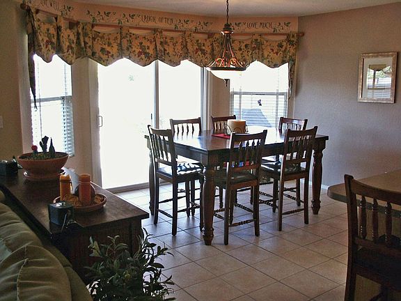 Bayed breakfast area