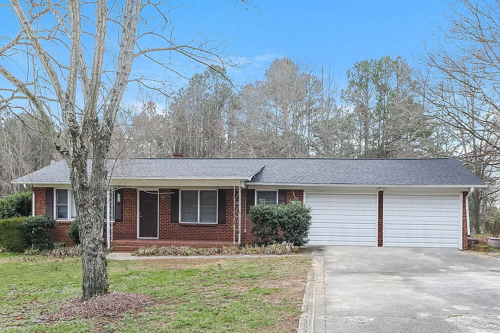 2 bed, 1.0 bath, 1025 sqft, $2,210 — Photo 1