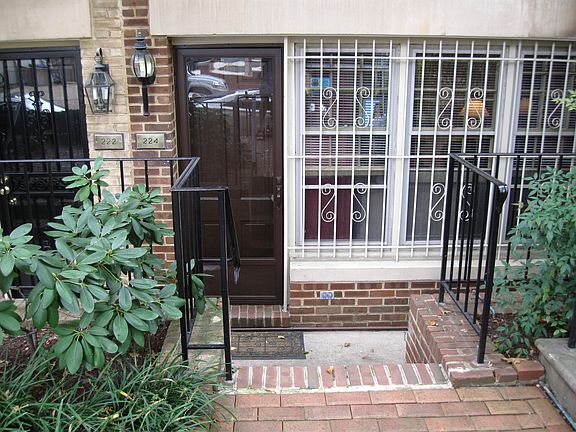 Private entrance, ground floor