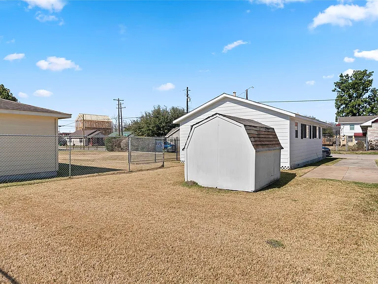 4906 Farmer St — Photo 8