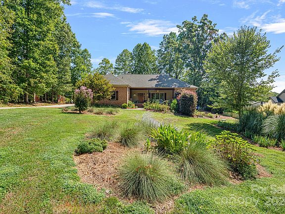2nd image of 135 Pondhaven Cir