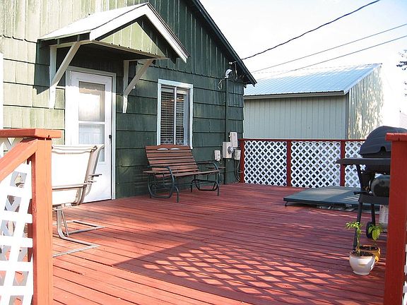 Large back deck with spa