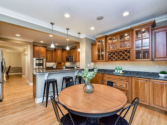 4th image of 1043 Crestwood Cir