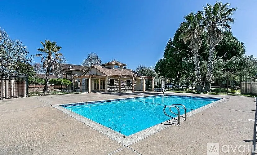 3 bed, 2.0 bath, 1300 sqft, $2,700 — Photo 3