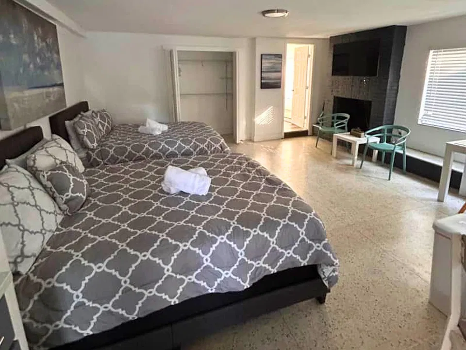 Beautifully decorated studio with workspace, fireplace & cozy beds.