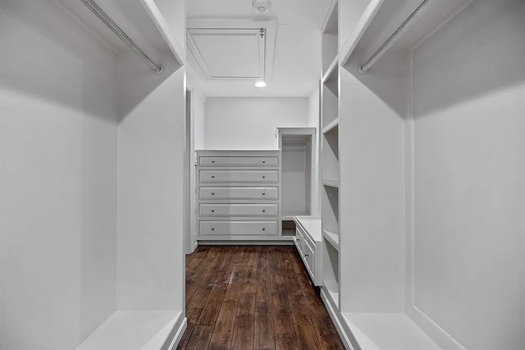 2 bed, 2.5 bath, 9999 sqft, $4,000 — Photo 4