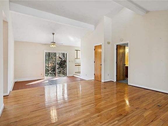 5th image of 109 Deerwood Dr