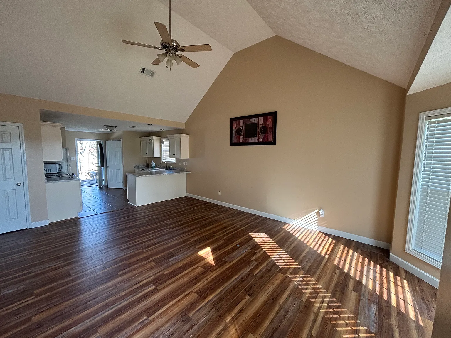 3 bed, 1266 sqft, $1,400 — Photo 2