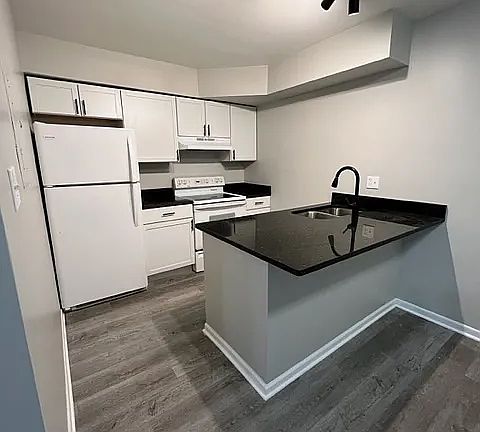 2nd image of 847-847 S Lake Park Ave #24E