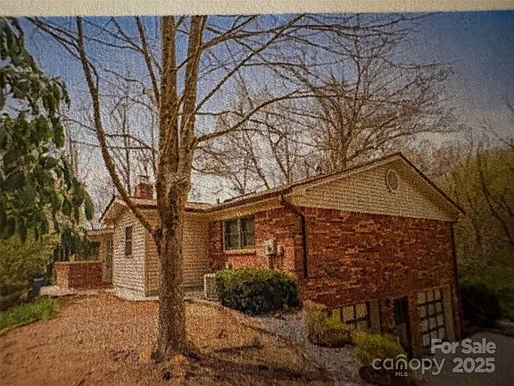 5th image of 203 Haywood Knolls Dr