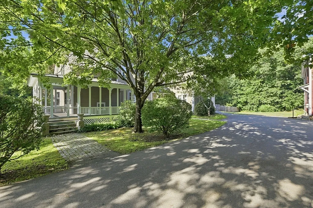 4 bed, 2.0 bath, 2211 sqft, $3,400 — Photo 3
