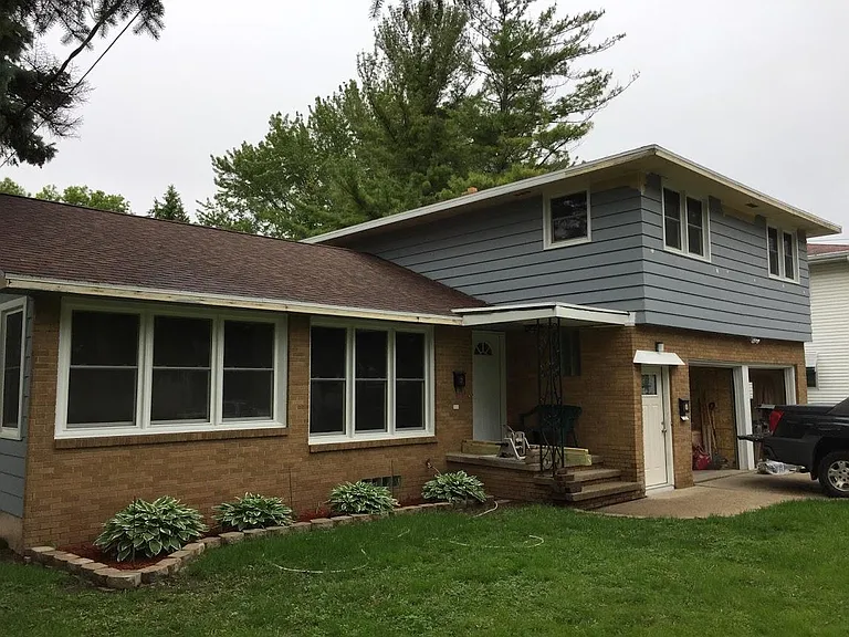 1026 W Lorain St — Photo 2
