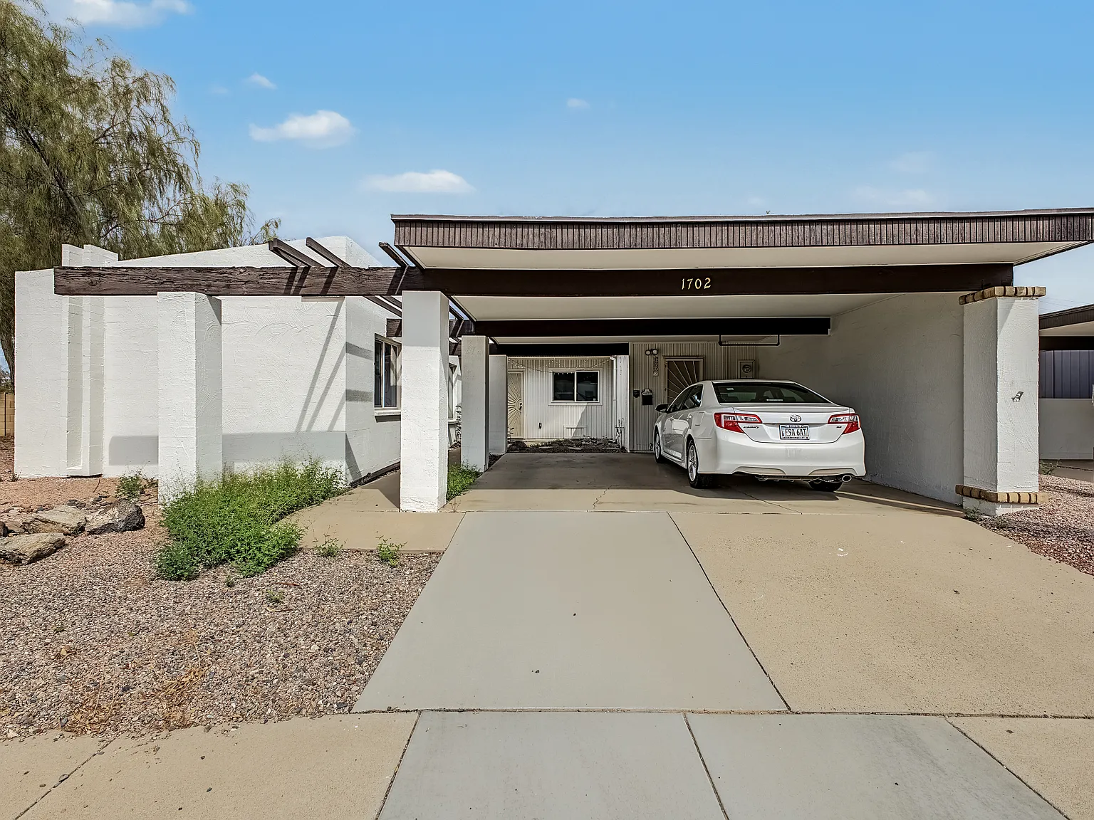 4 bed, 1925 sqft, $2,499 — Photo 2