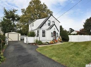 441 Spruce Pl, Uniondale, NY 11553