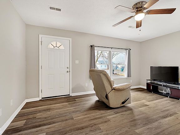4th image of 2204 E Cornell Ave