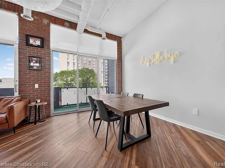 614 Troy St #105 — Photo 11