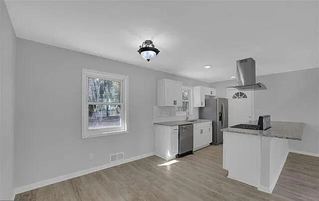 3 bed, 2.0 bath, 1075 sqft, $1,995 — Photo 2