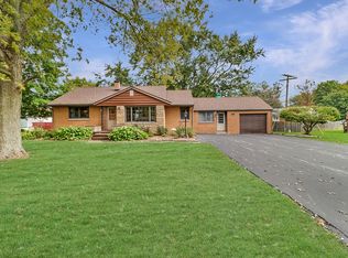 902 E Vine St, Le Roy, IL
