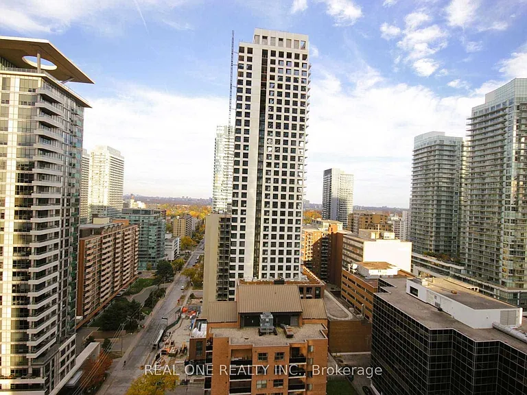 39 Roehampton Ave #1709 — Photo 22