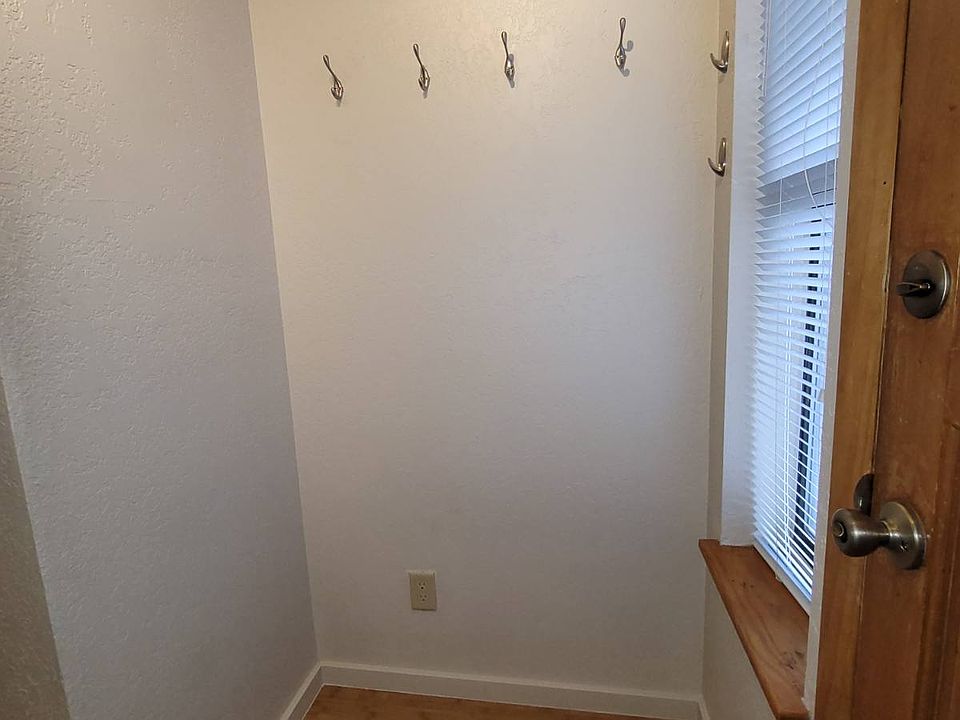 Entry alcove