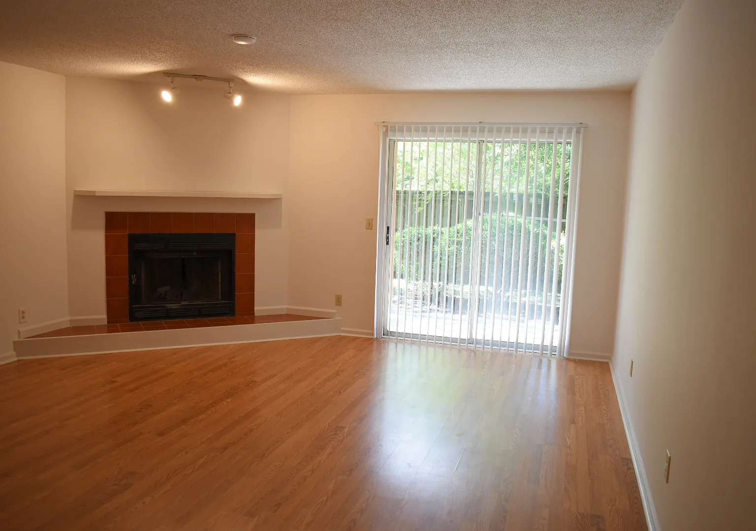 2 bed, 989 sqft, $1,575 — Photo 2