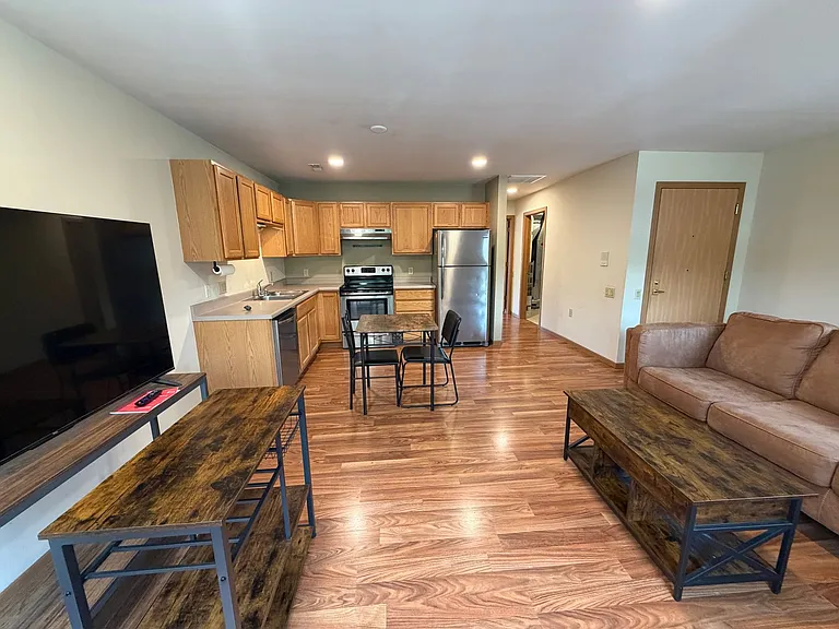 635 E Dayton St — Photo 3