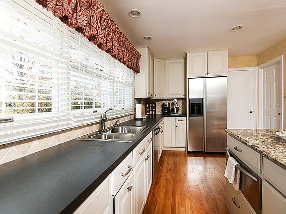 3rd image of 16021 Park Forest Ct