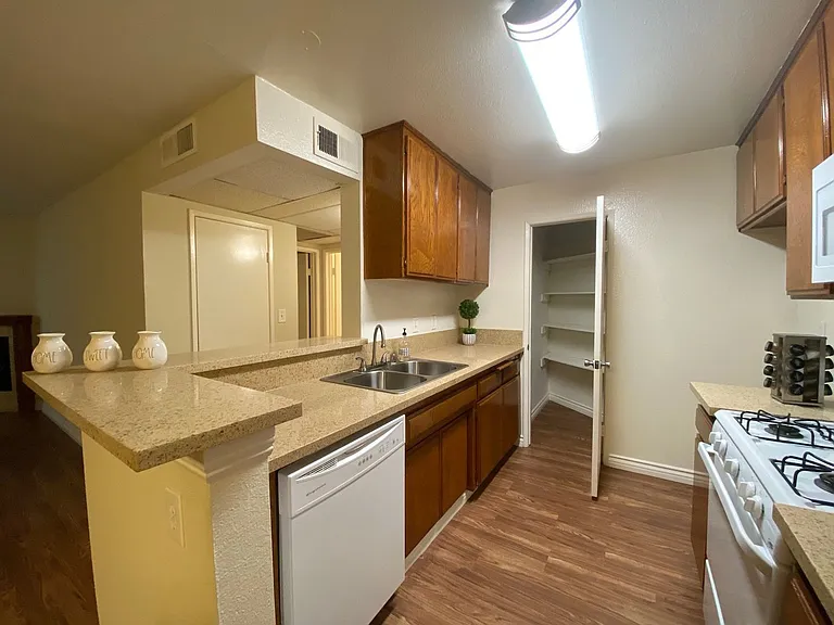 Riverside Terrace Apartments — Photo 33