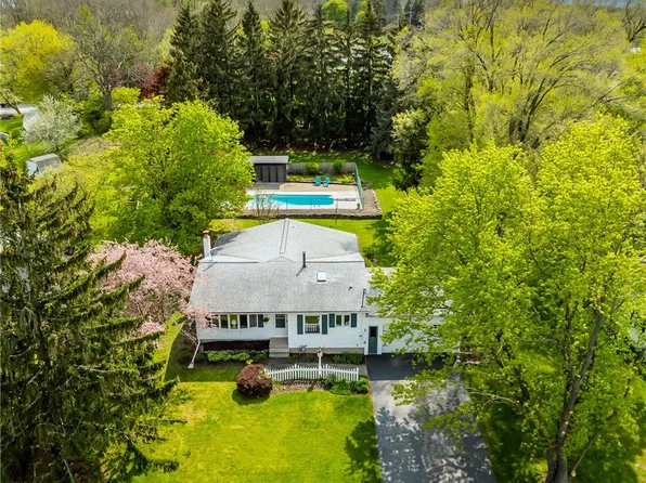 9 Hillcrest Dr, Bloomfield, NY 14469