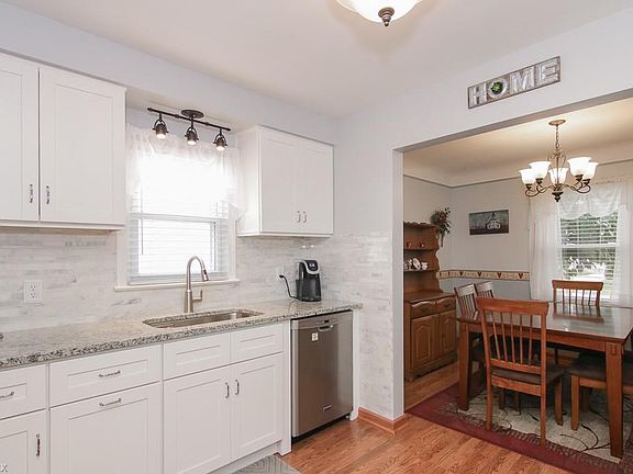 3rd image of 1015 Parkleigh Dr