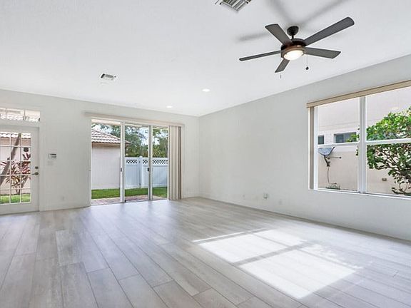 2nd image of 8021 Murano Cir