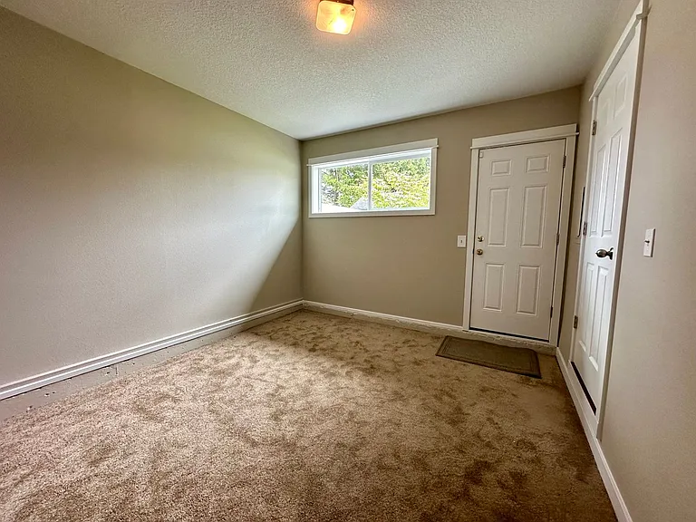 1098 SW Hensley Rd — Photo 13