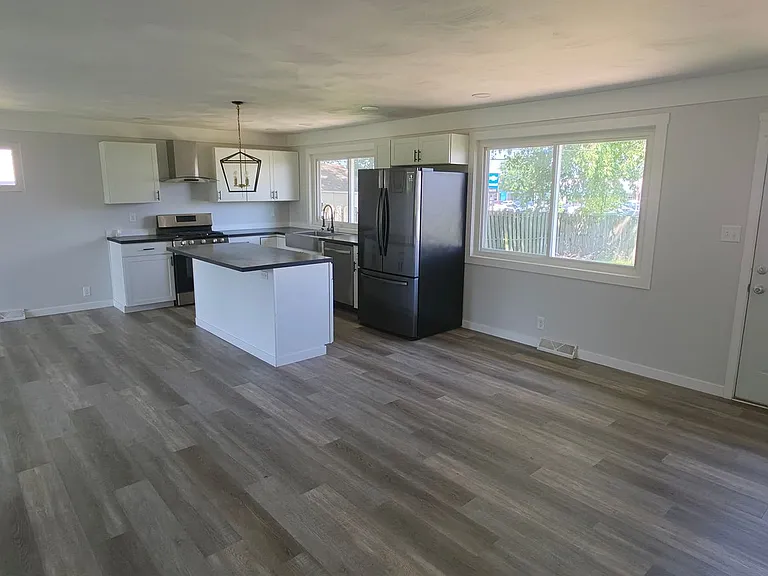 612 W Russ Ave — Photo 7