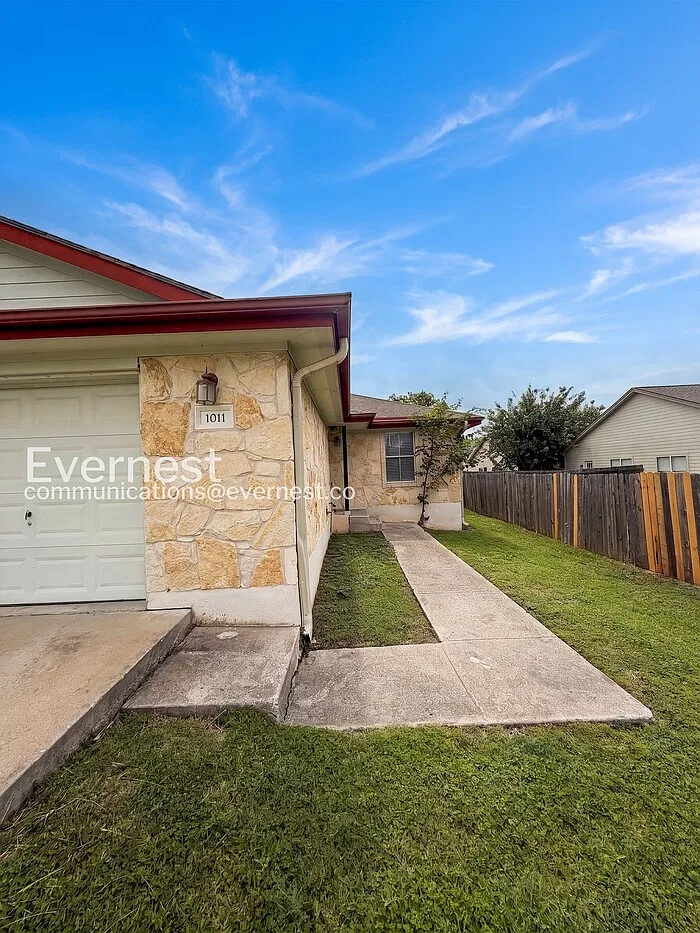 3 bed, 2.0 bath, 1150 sqft, $1,545 — Photo 2