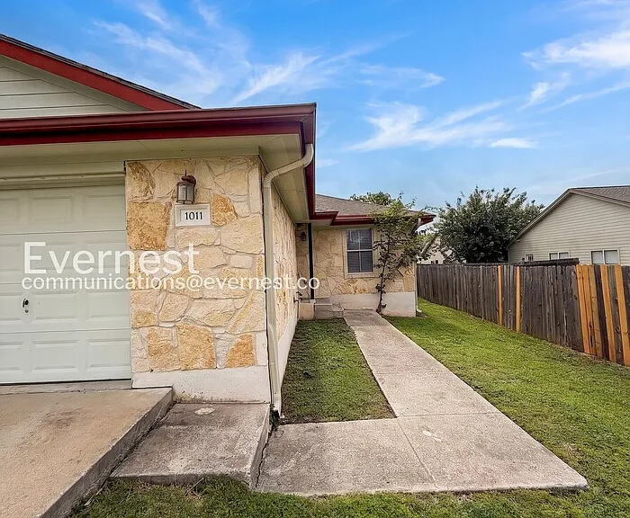 1011 Iola Dr — Photo 3