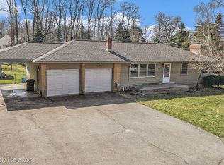 2190 Livernois Dr, Howell, MI 48843