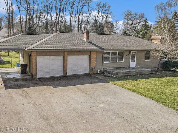 2190 Livernois Dr, Howell, MI 48843