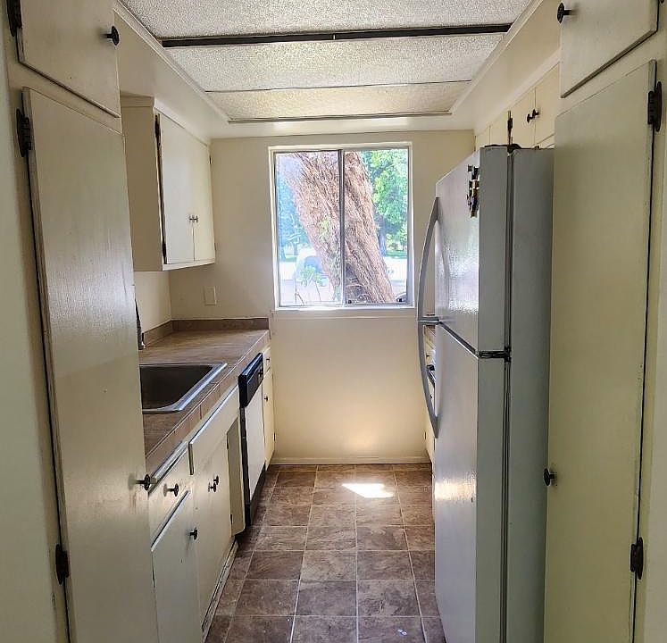 Nice kitchen with new tile and lots of storage