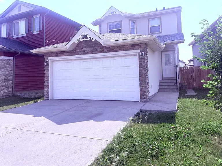 952 Taradale Dr NE — Photo 1