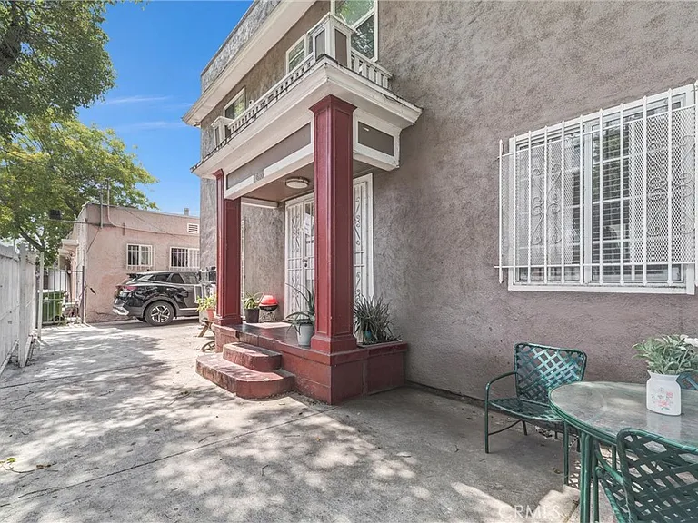166 E 36th Pl — Photo 3