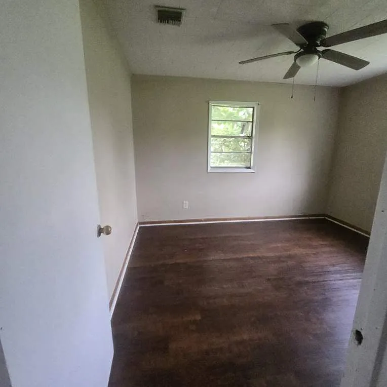 3 bed, 1.5 bath, $950 — Photo 4