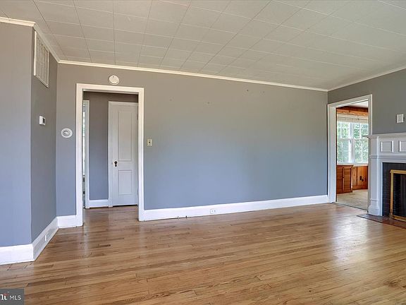 3rd image of 914 Rock Spring Rd