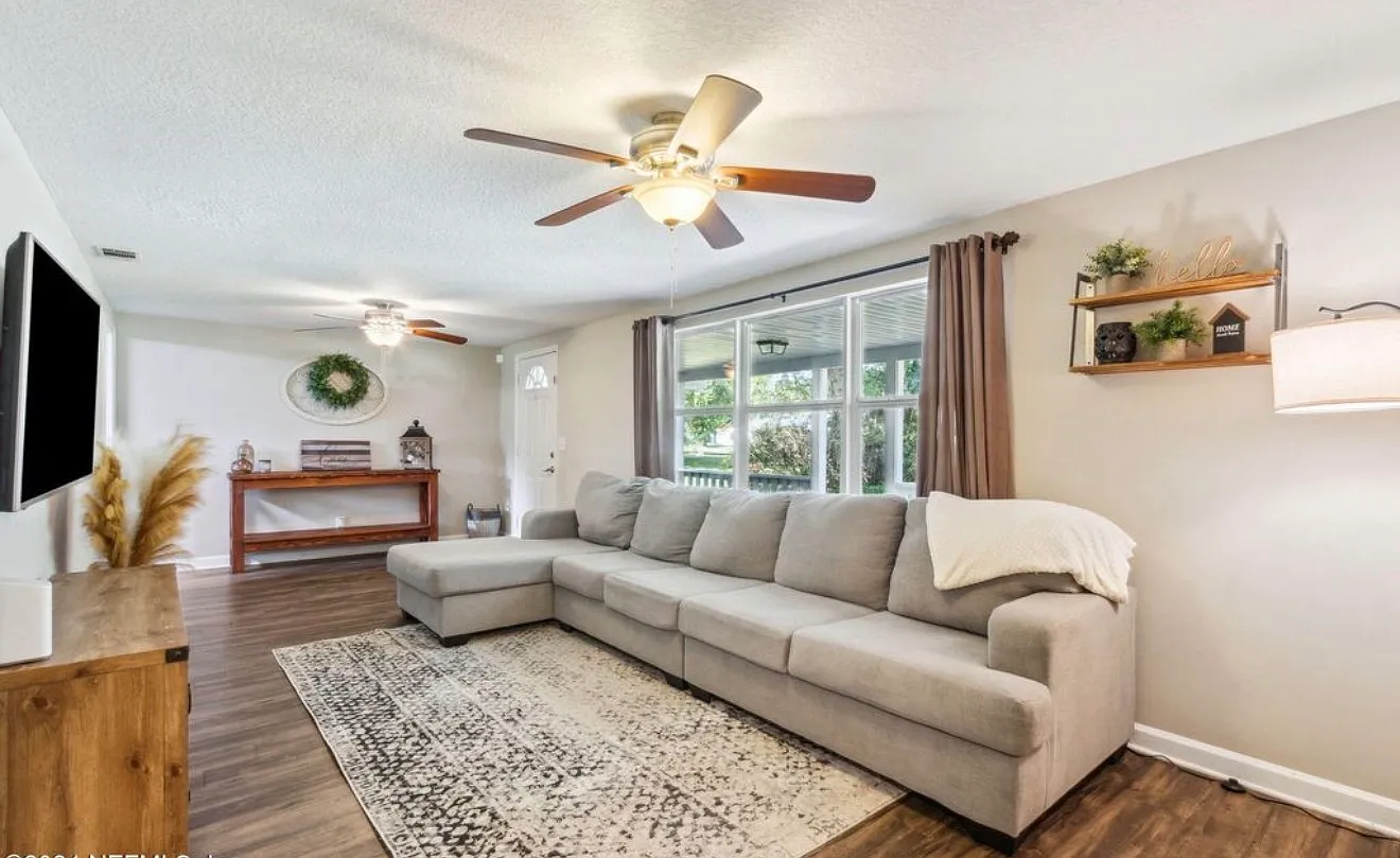 3 bed, 1400 sqft, $2,150 — Photo 3